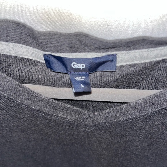 Men’s Gap Gray Sweater - Picture 2 of 3